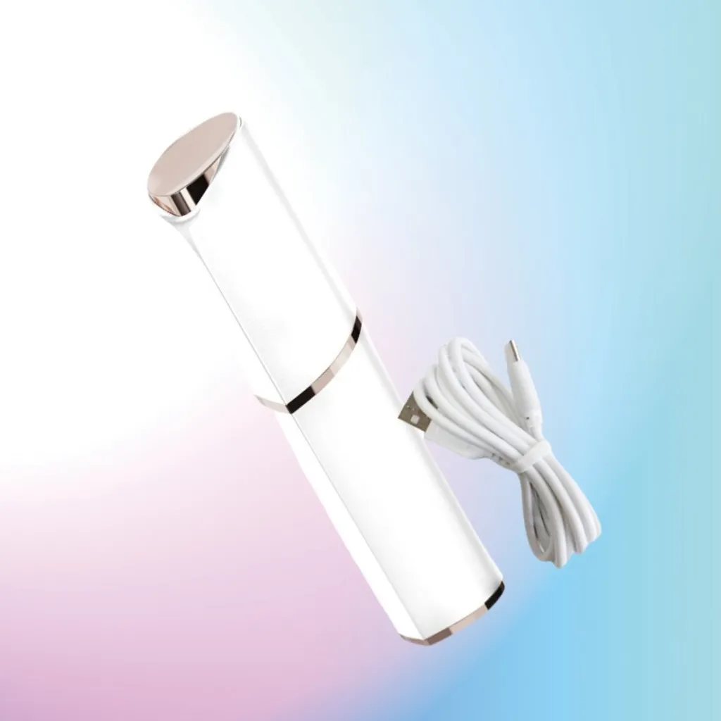 Ein weißes Hautpflegegerät mit Ladekabel auf farbigem Hintergrund.