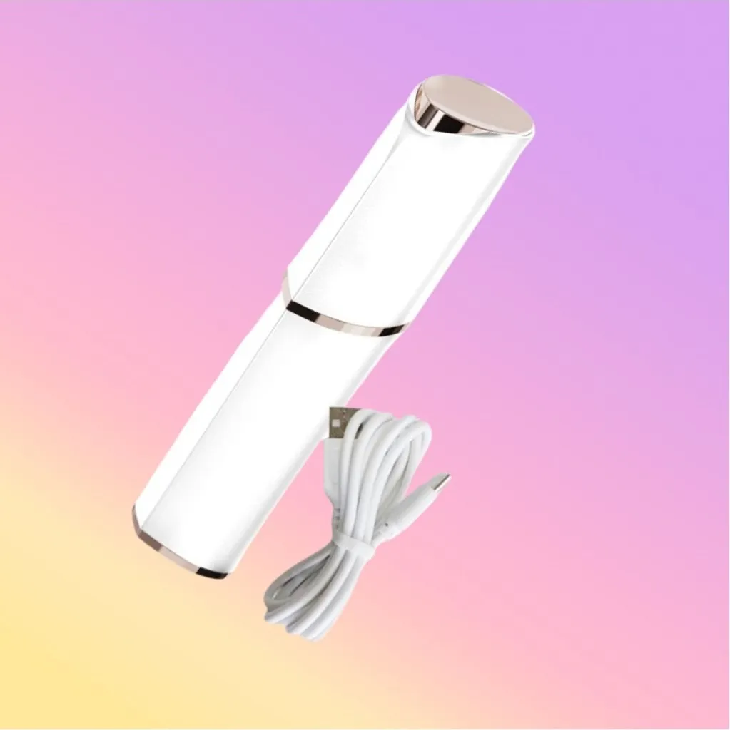 Ein weißes Beauty-Gerät mit einem USB-Kabel auf einem Farbverlauf von Rosa zu Gelb.