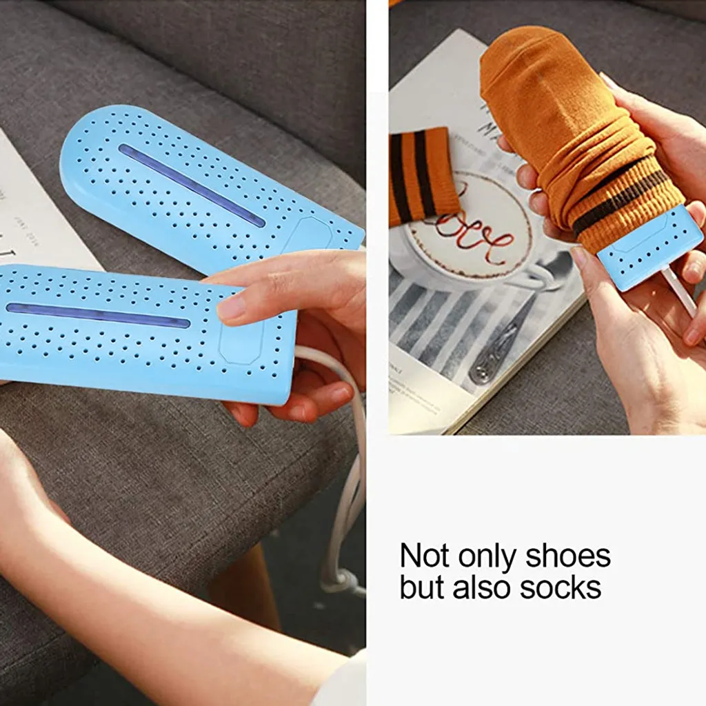 Zwei blaue Schuh-/Socken-Trockner mit Lüftungsschlitzen. Eine Hand hält einen orangefarbenen Socken.