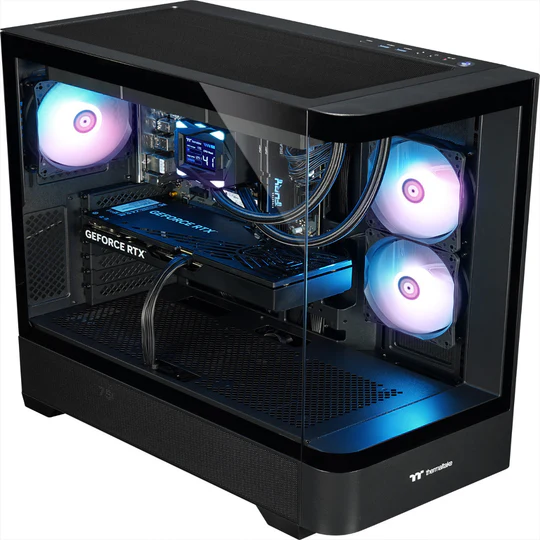 Ein schwarzes PC-Gehäuse mit RGB-Lüftern und einer GeForce RTX-Grafikkarte.