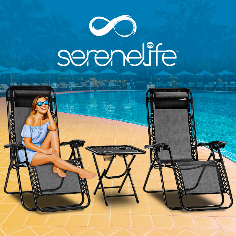 Frau in blauem Kleid sitzt im Stuhl am Pool. Zwei Stühle, Tisch, Pool, Sonnenschirme, Palmen.