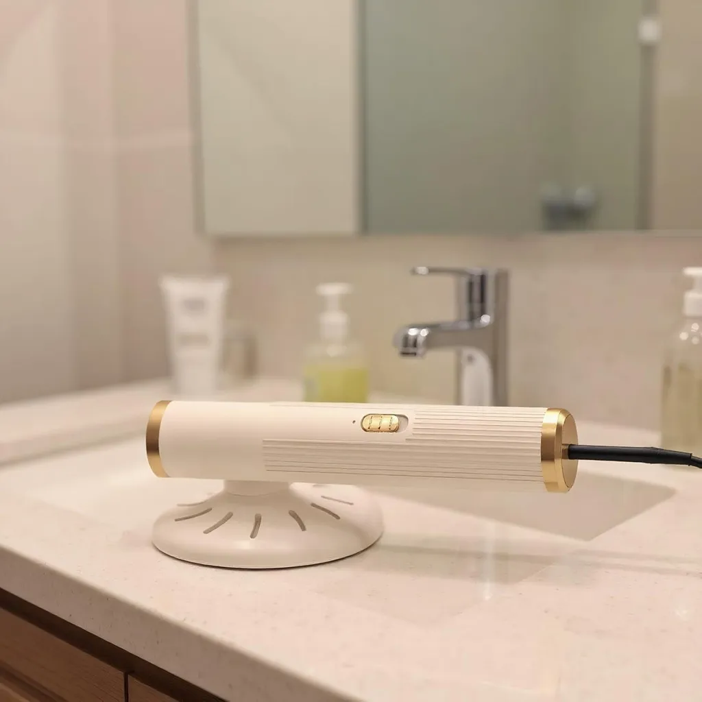 Ein weißer Haartrockner mit goldenen Akzenten steht auf einem Ständer auf einer Arbeitsplatte.