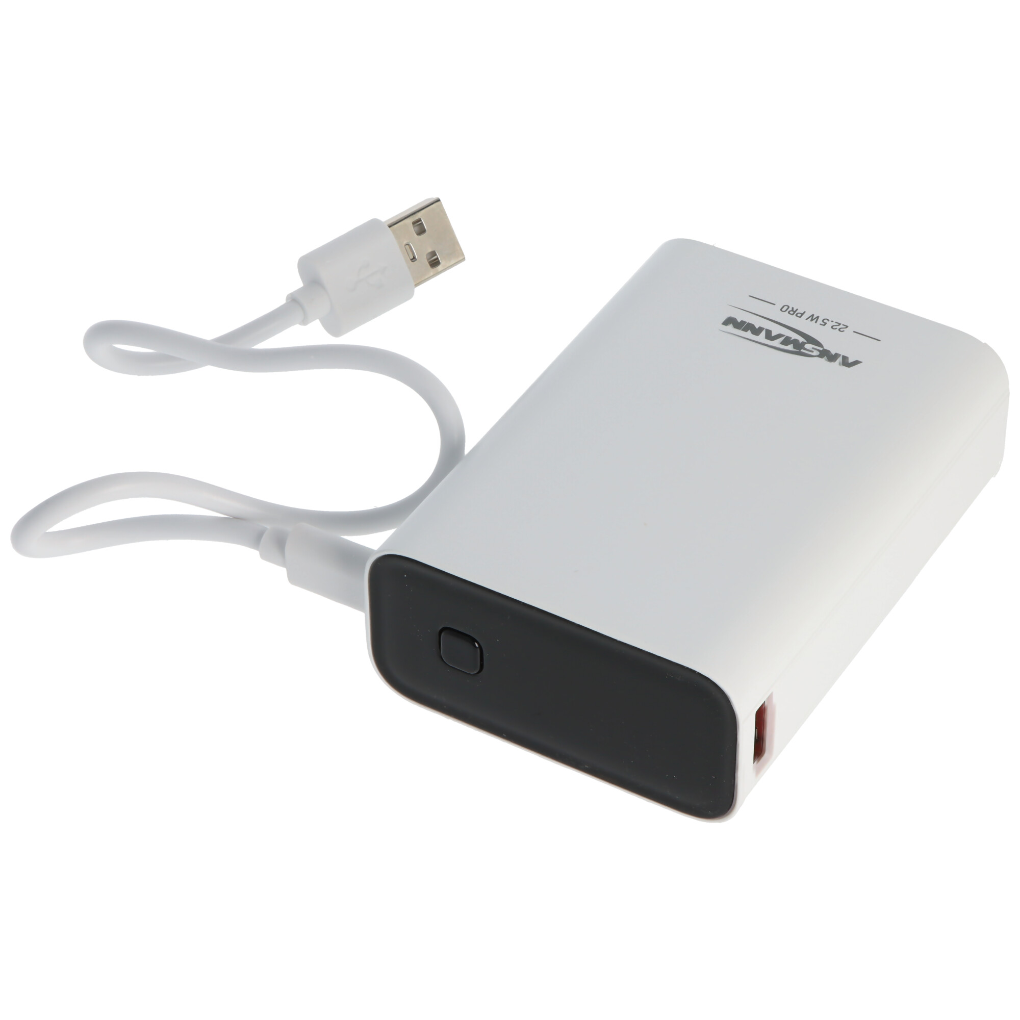 Ein weißes ANKER-Powerbank mit einem weißen USB-Kabel liegt auf weißem Hintergrund.