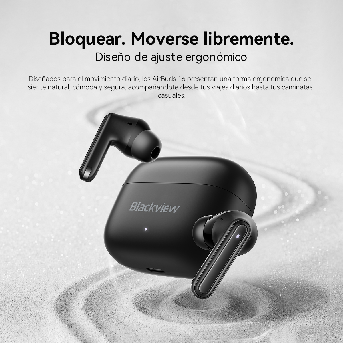 AirBuds 16 negros de Blackview con estuche de carga sobre arena.
