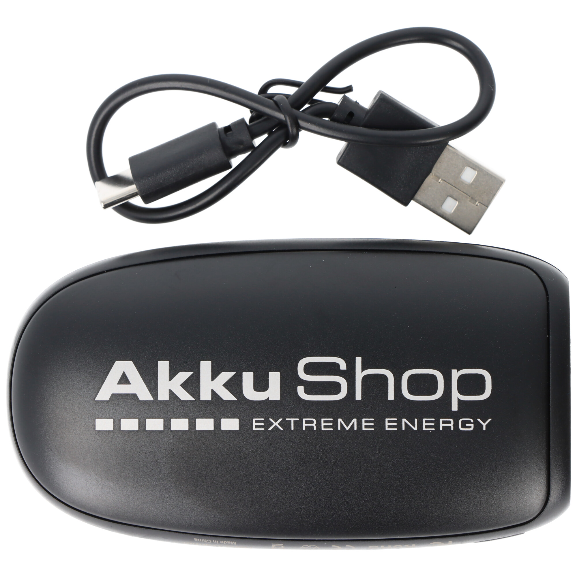 Ein schwarzes USB-C- auf USB-A-Kabel liegt neben einem schwarzen Akku mit der Aufschrift Akku Shop.