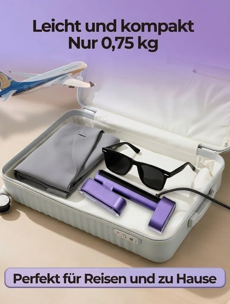 Offener Koffer mit Kleidung, Sonnenbrille, lila Dampfglätter, Flugzeugmodell.
