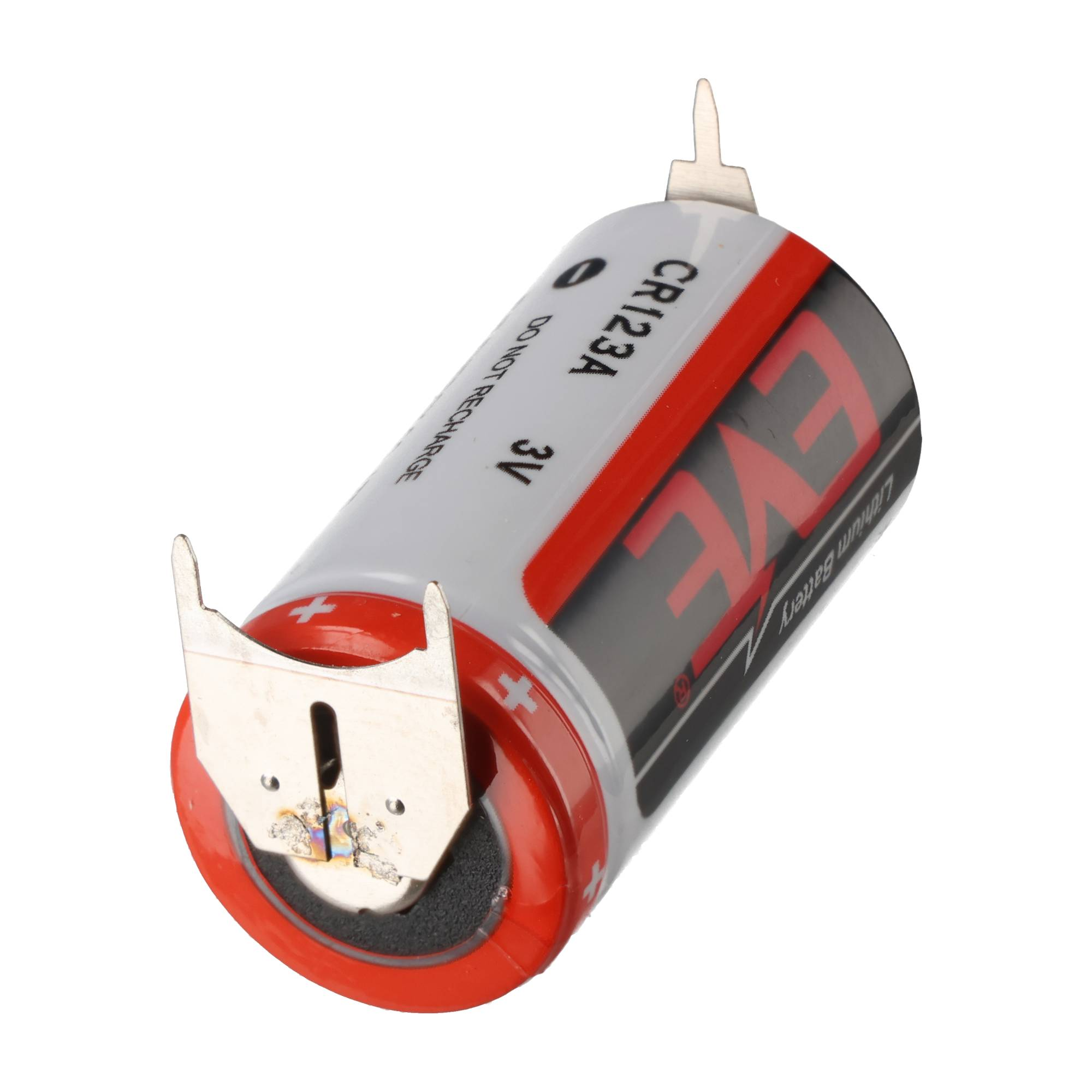 Eine CR123A 3V Lithium-Batterie mit Lötösen auf weißem Hintergrund.