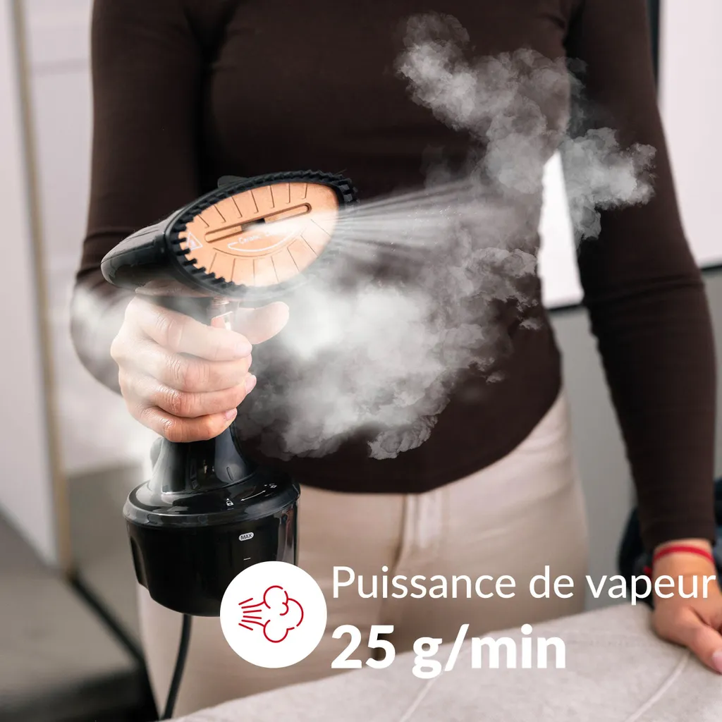 Eine Person hält einen Dampfglätter, der Dampf ausstößt. Text: 25 g/min.