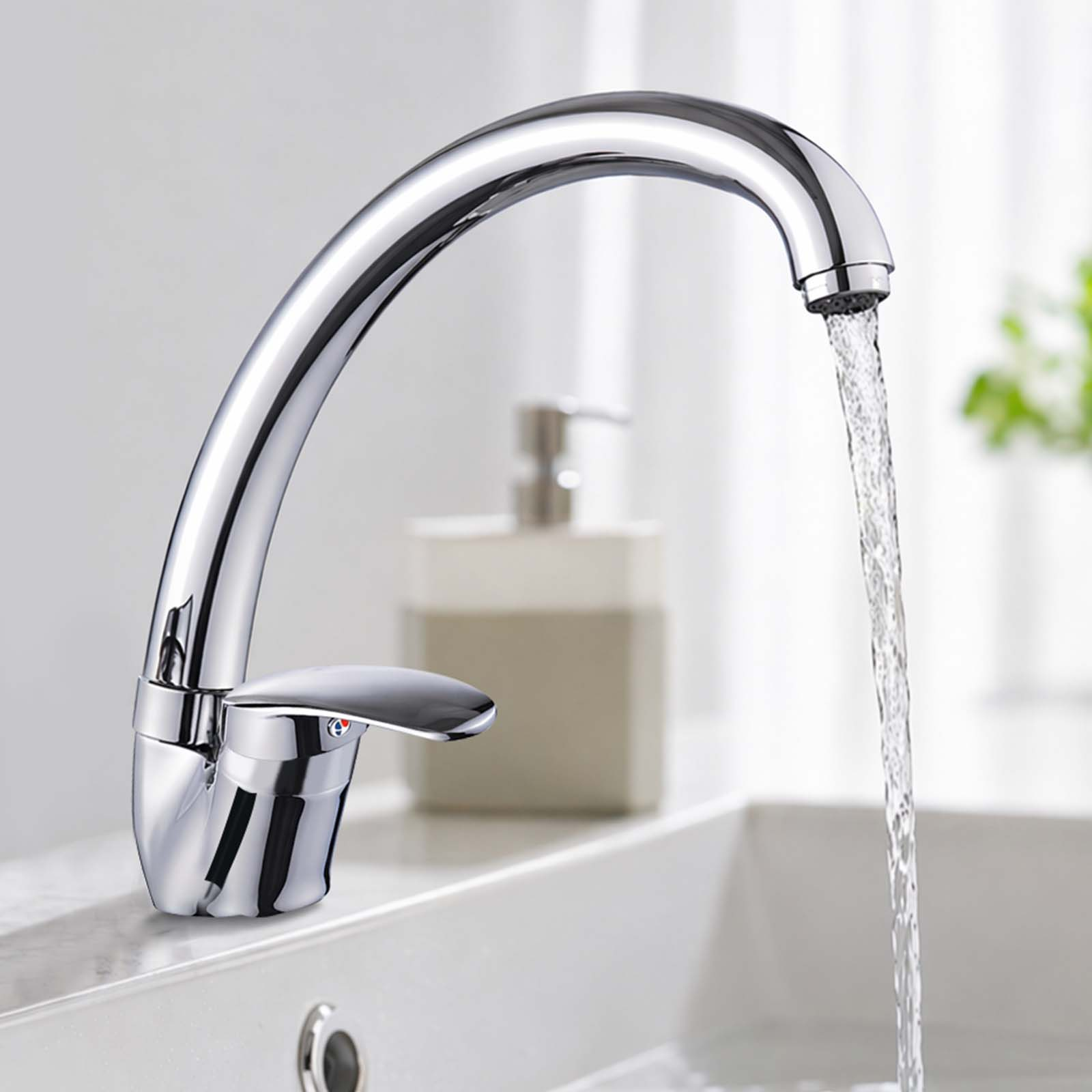Ein glänzender Chromwasserhahn, aus dem Wasser in ein Waschbecken fließt.