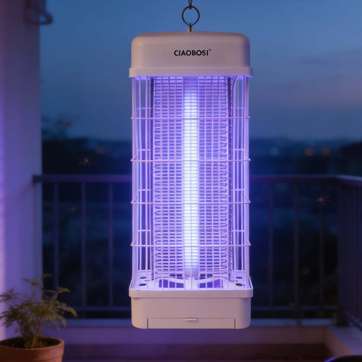 Ein weier Insektenvernichter mit blauer Lampe hängt drauen. Nacht.