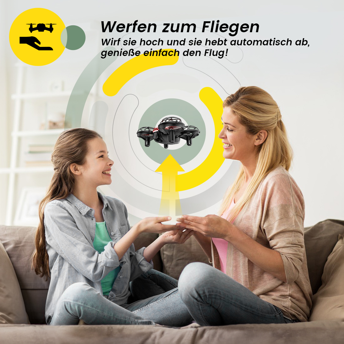 Mutter und Kind werfen Drohne, die abhebt.