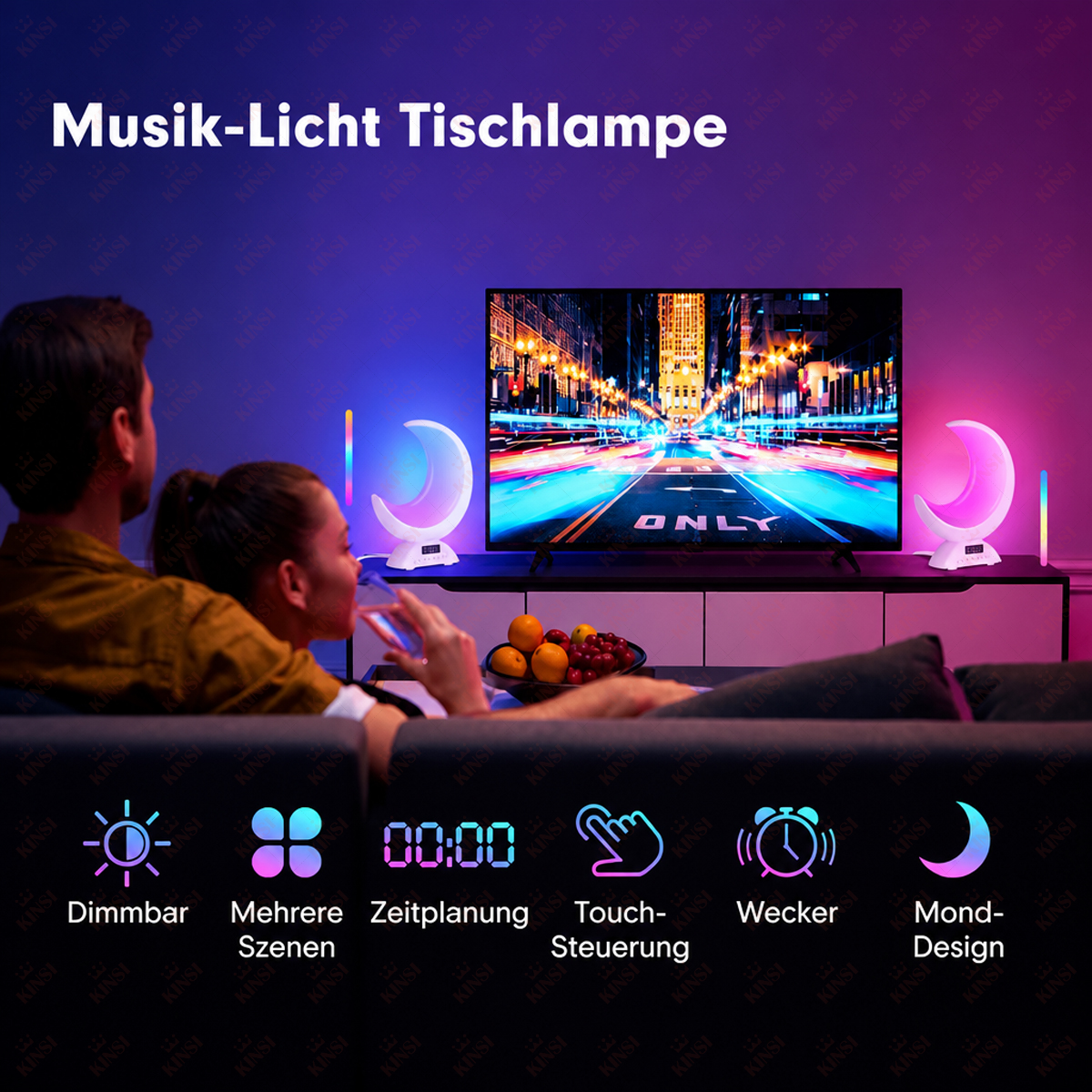 Paar auf Sofa schaut auf Fernseher mit Mondlampen und Farbdisplay.