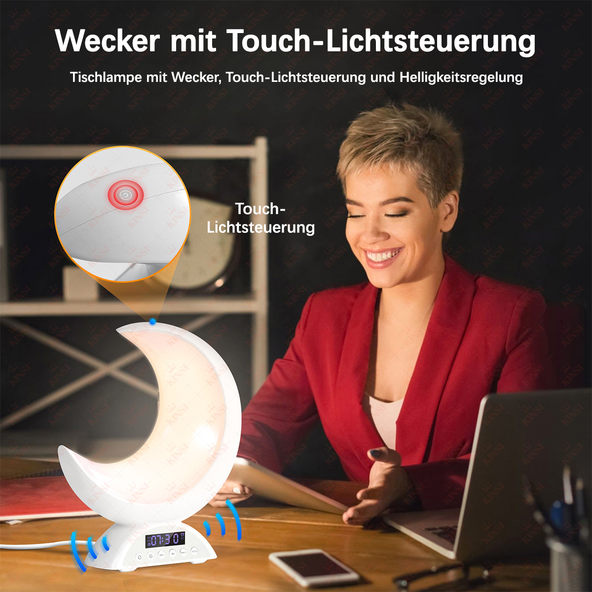 Eine Frau lächelt, während sie auf einen Mond-Nachtlicht-Wecker mit Touch-Steuerung blickt.