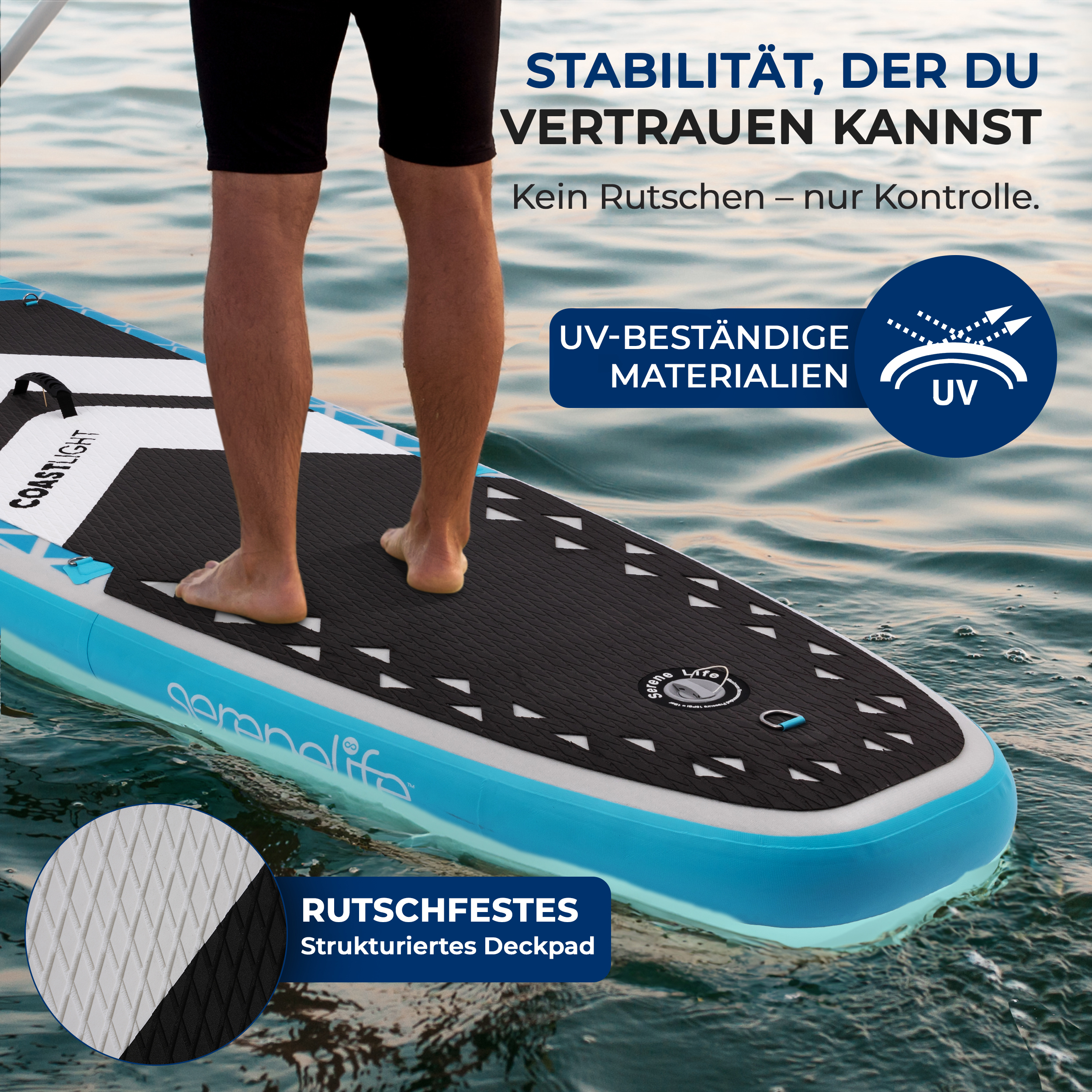 Person steht auf einem blauen Stand-Up-Paddleboard im Wasser.