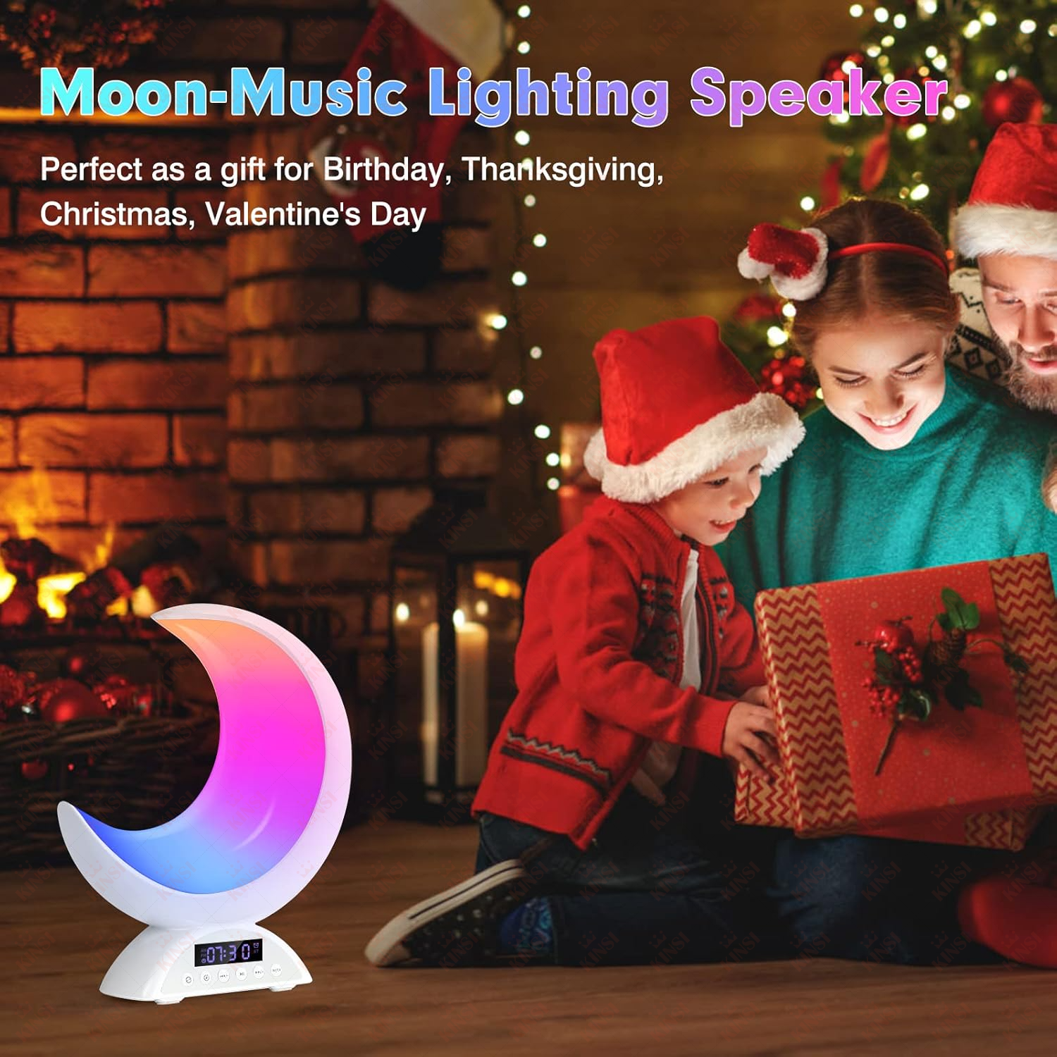 Ein Mond-Musik-Lautsprecher mit farbigen Lichtern neben einem Weihnachtsbaum.