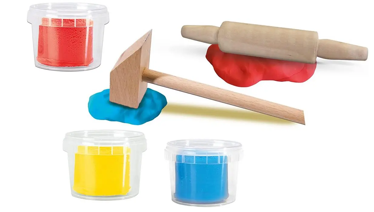 Knete in Rot, Blau und Gelb mit Werkzeugen wie Hammer und Nudelholz.