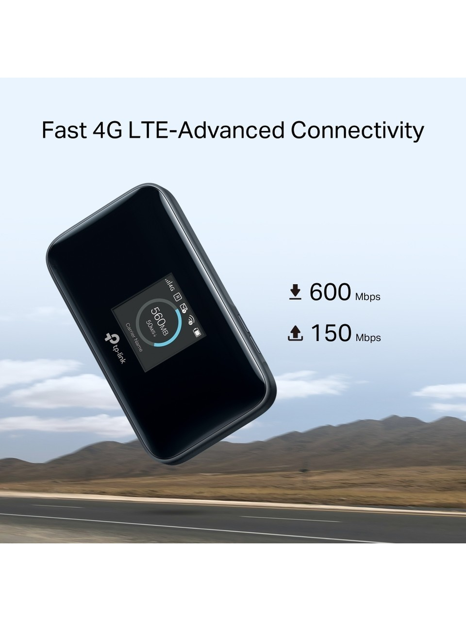 Arkada dağlar olan bir yolda siyah 4G yönlendirici. İndirme 600 Mbps.