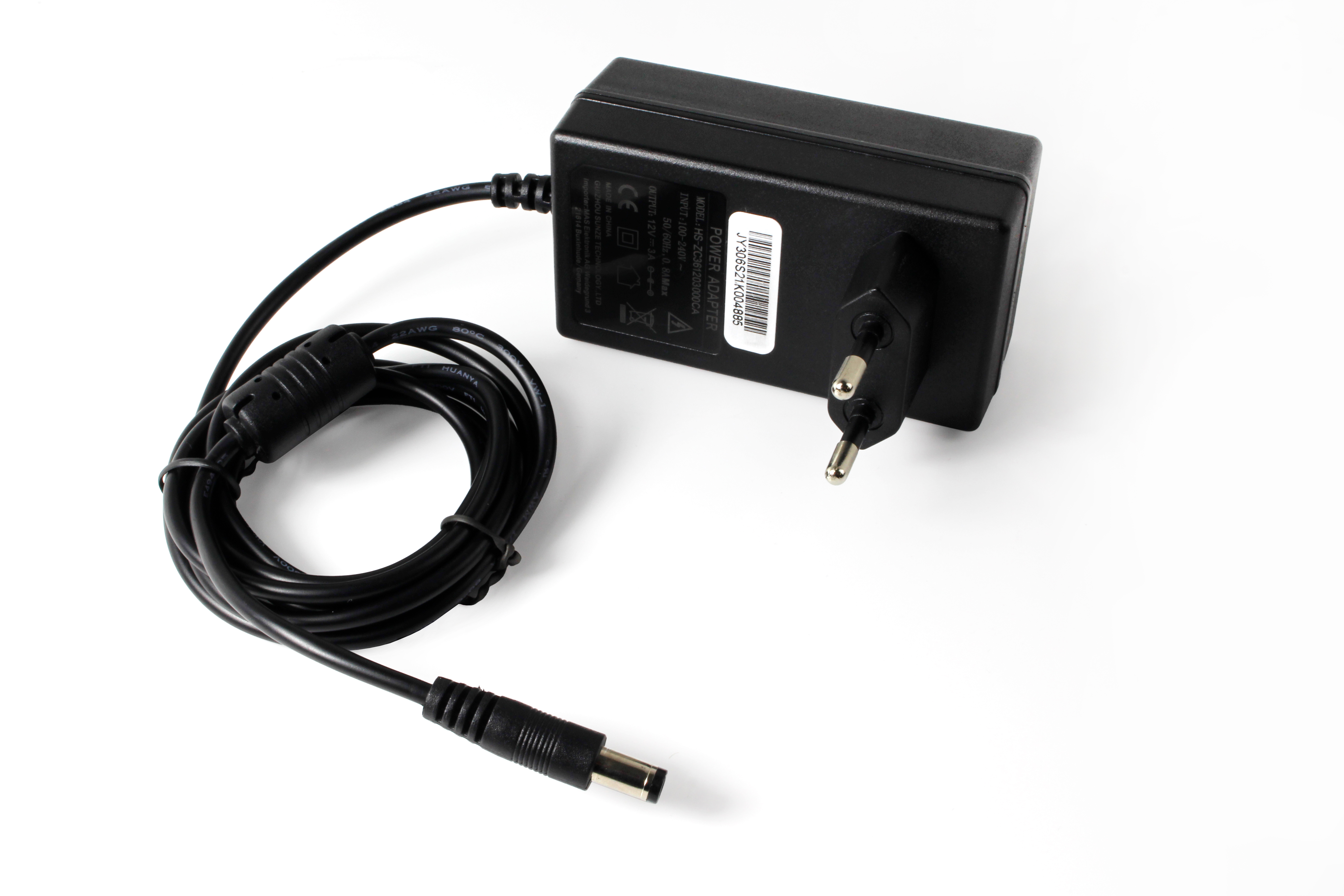 Schwarzer Netzadapter mit Kabel und Stecker auf weißem Hintergrund.