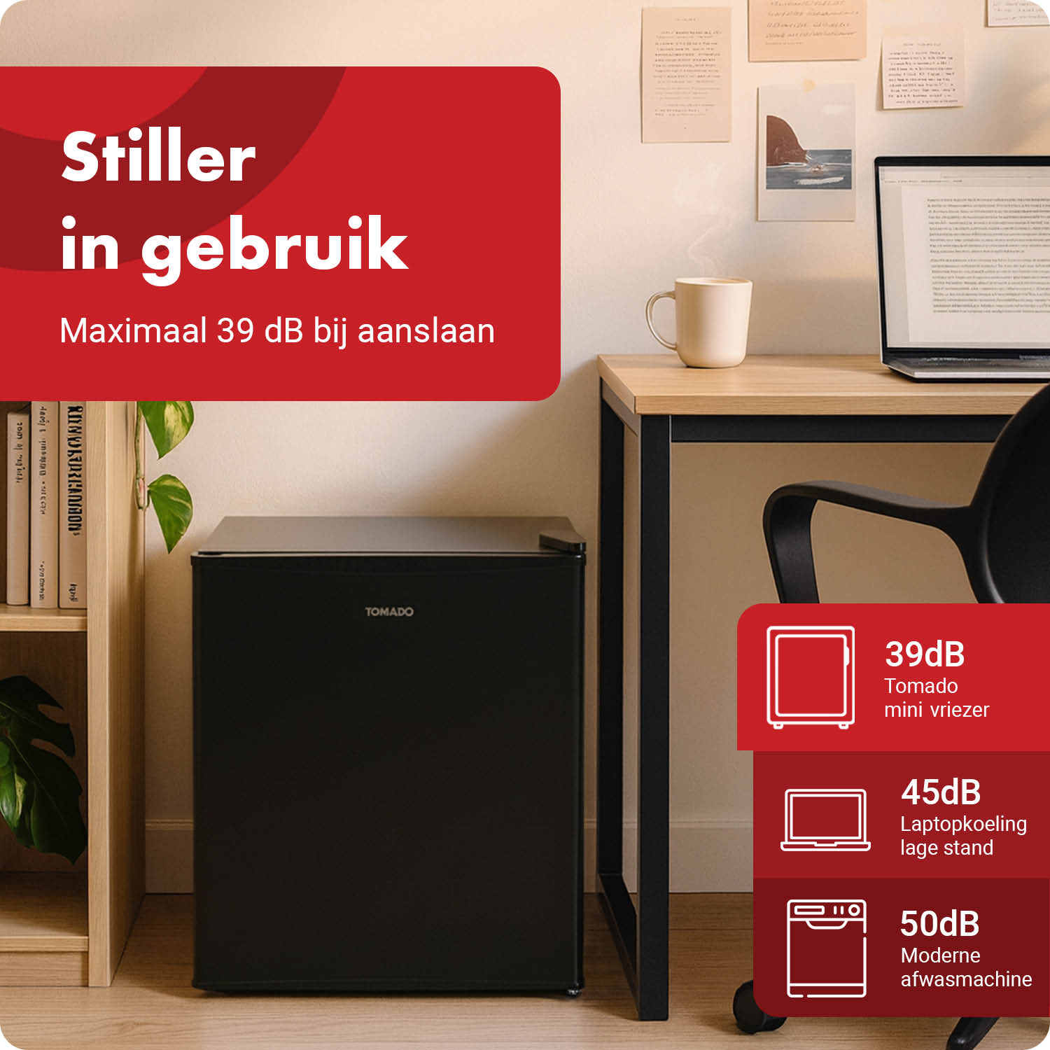 Schwarzer Mini-Kühlschrank von Tomado auf einem Holzboden. Text auf Niederländisch.