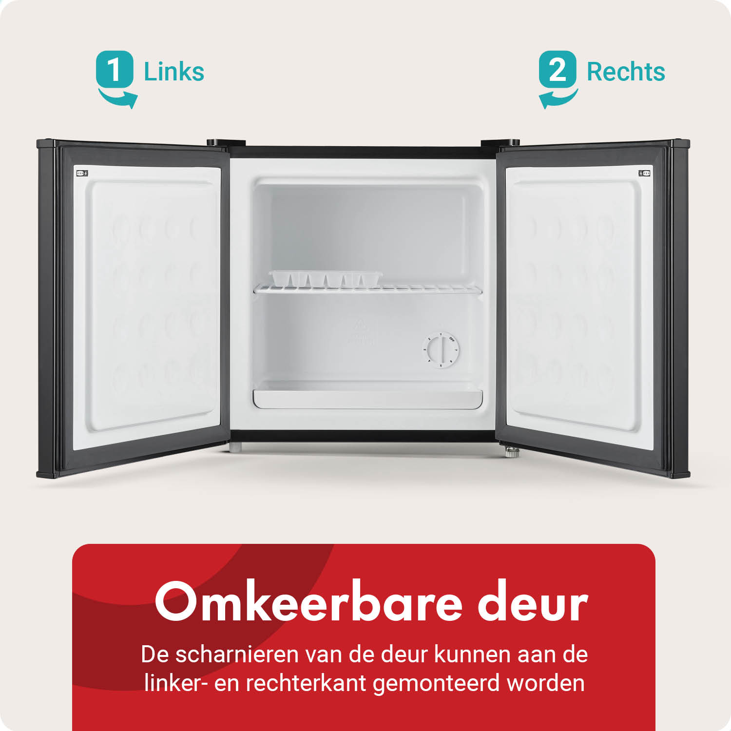 Ein offener Kühlschrank mit schwarzen Türen und weißen Innenwänden.