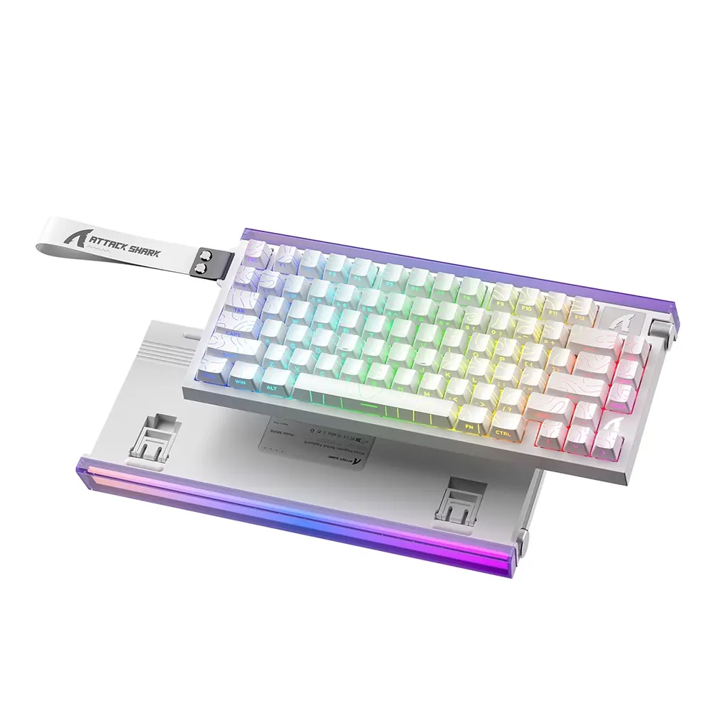 RGB aydınlatmalı beyaz klavye ve "ATTACK SHARK" yazılı kordon.