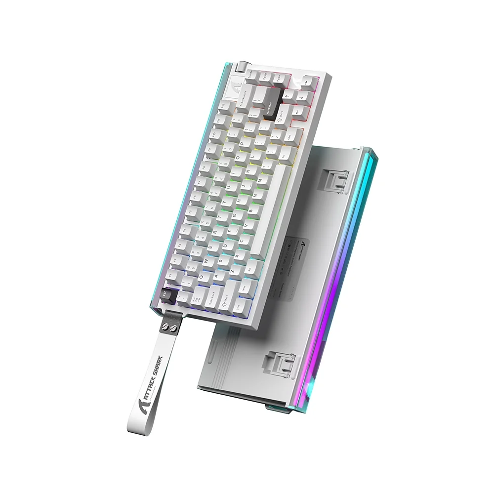 RGB aydınlatmalı beyaz klavye ve kordon, beyaz zeminde.