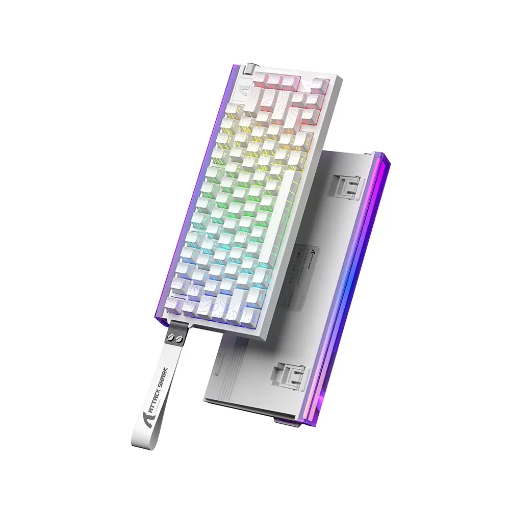 Siyah yazılı beyaz bir klavye ve RGB aydınlatma.