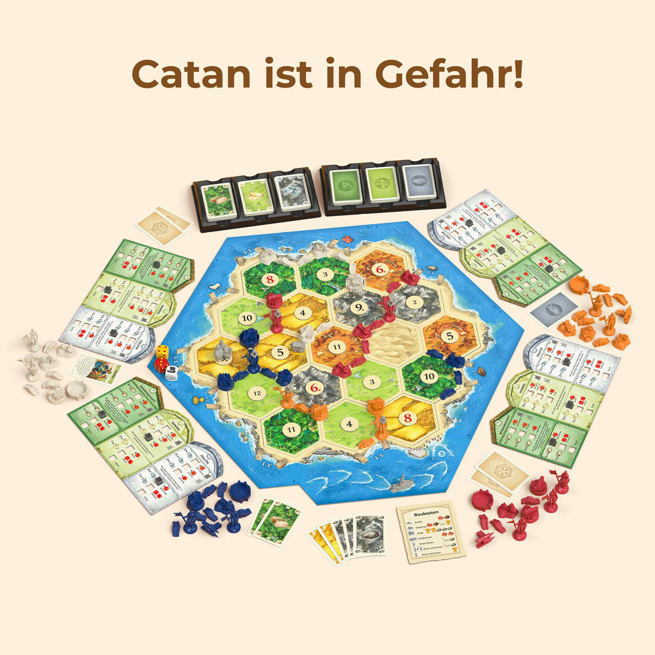 Siedlungsspiel Catan mit Spielbrett, Figuren und Karten auf hellem Hintergrund.
