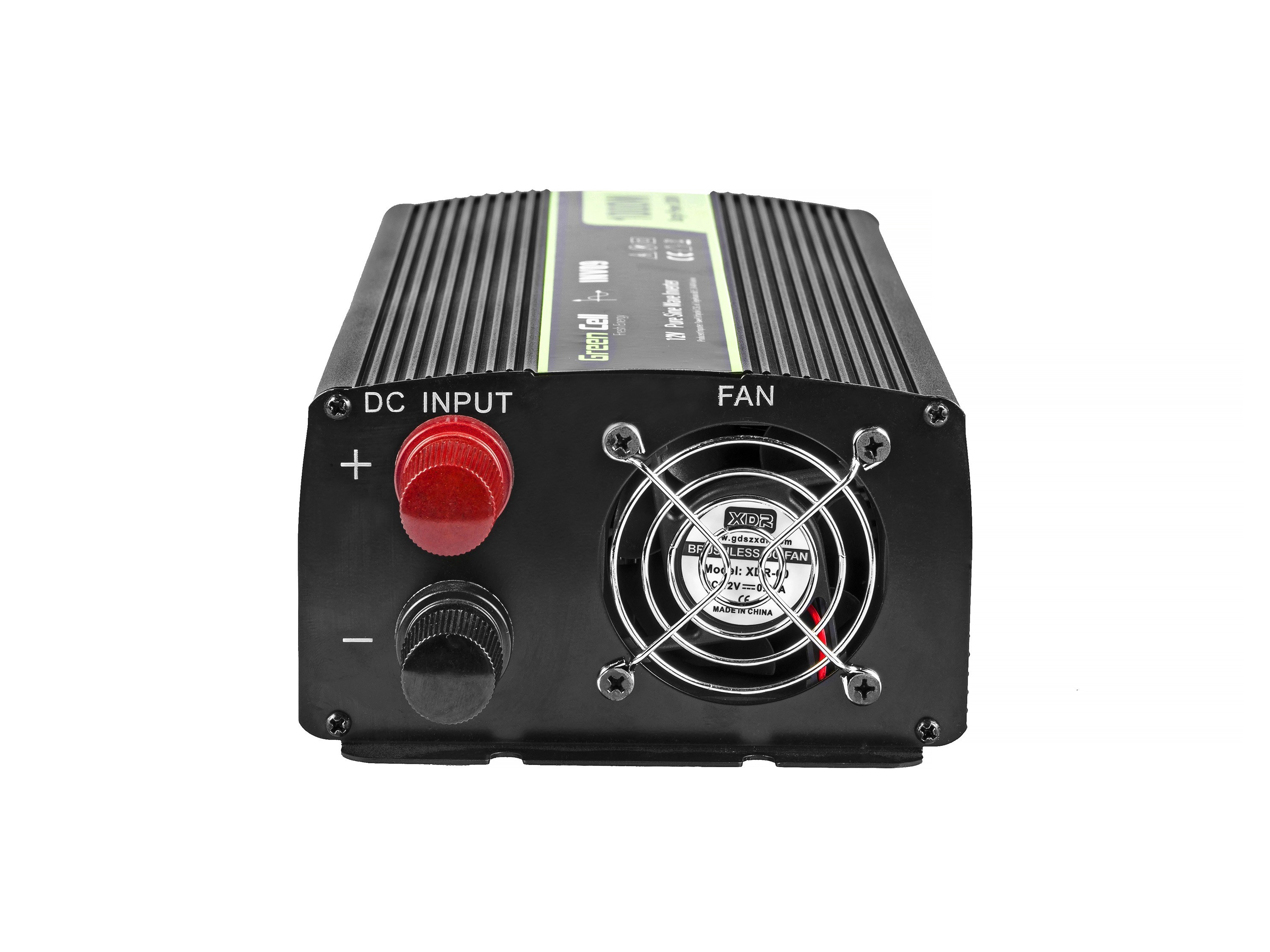 Een zwarte omvormer met DC-ingang, rode knop en ventilator. Witte achtergrond.