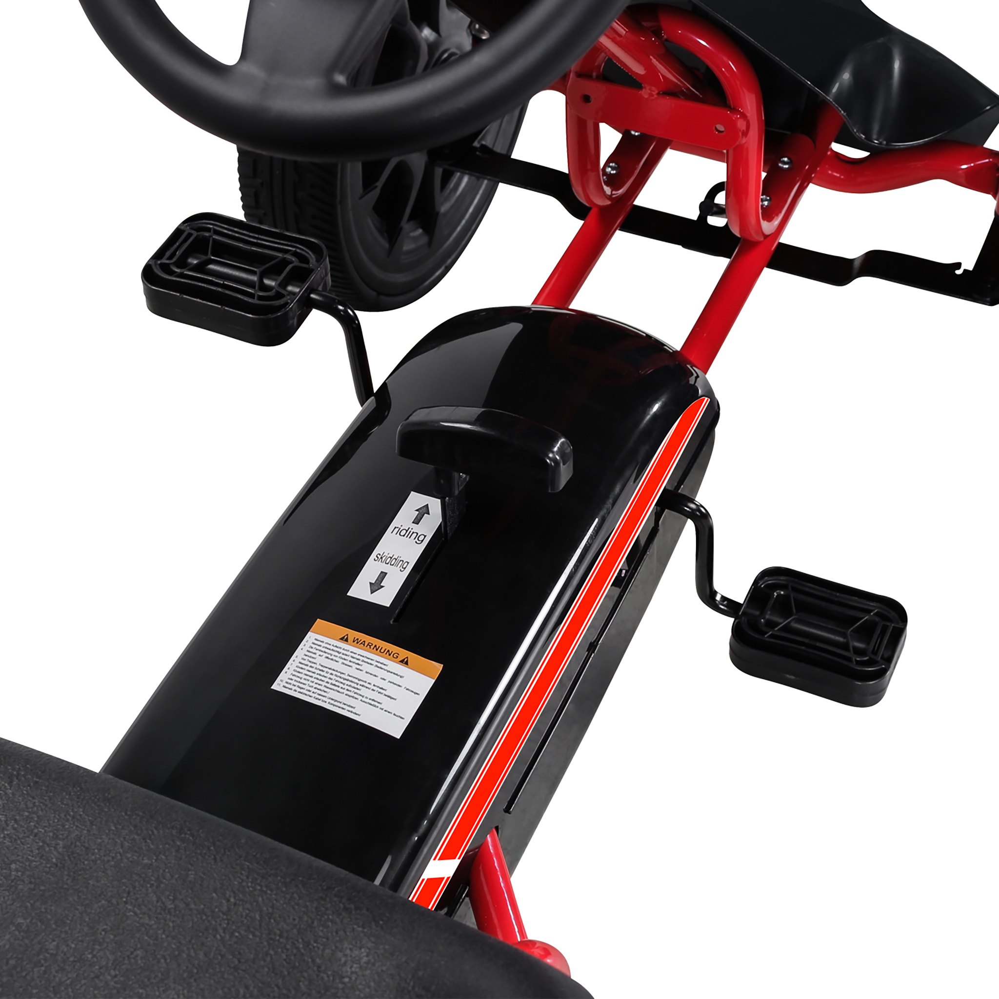 Ein rotes Go-Kart mit schwarzen Pedalen, Lenkrad und Sitz. Warnhinweis auf dem Rumpf.