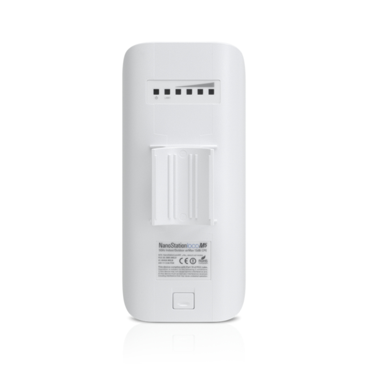 Białe urządzenie NanoStation M5 z diodami LED, uchwytem montażowym i etykietą na białym tle.