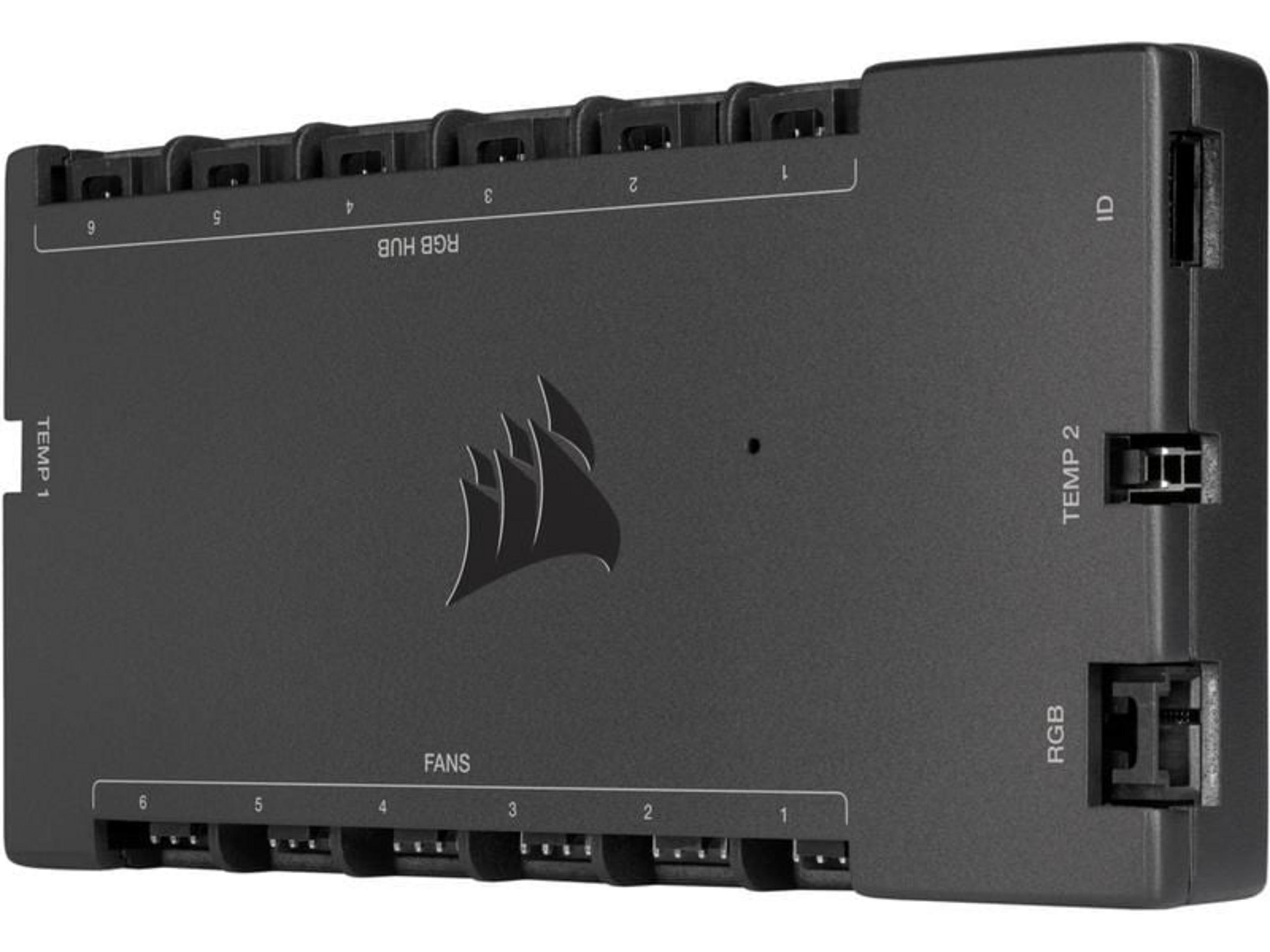 Ein schwarzer Corsair RGB Hub mit Anschlüssen für Lüfter, RGB und Temperaturfühler.