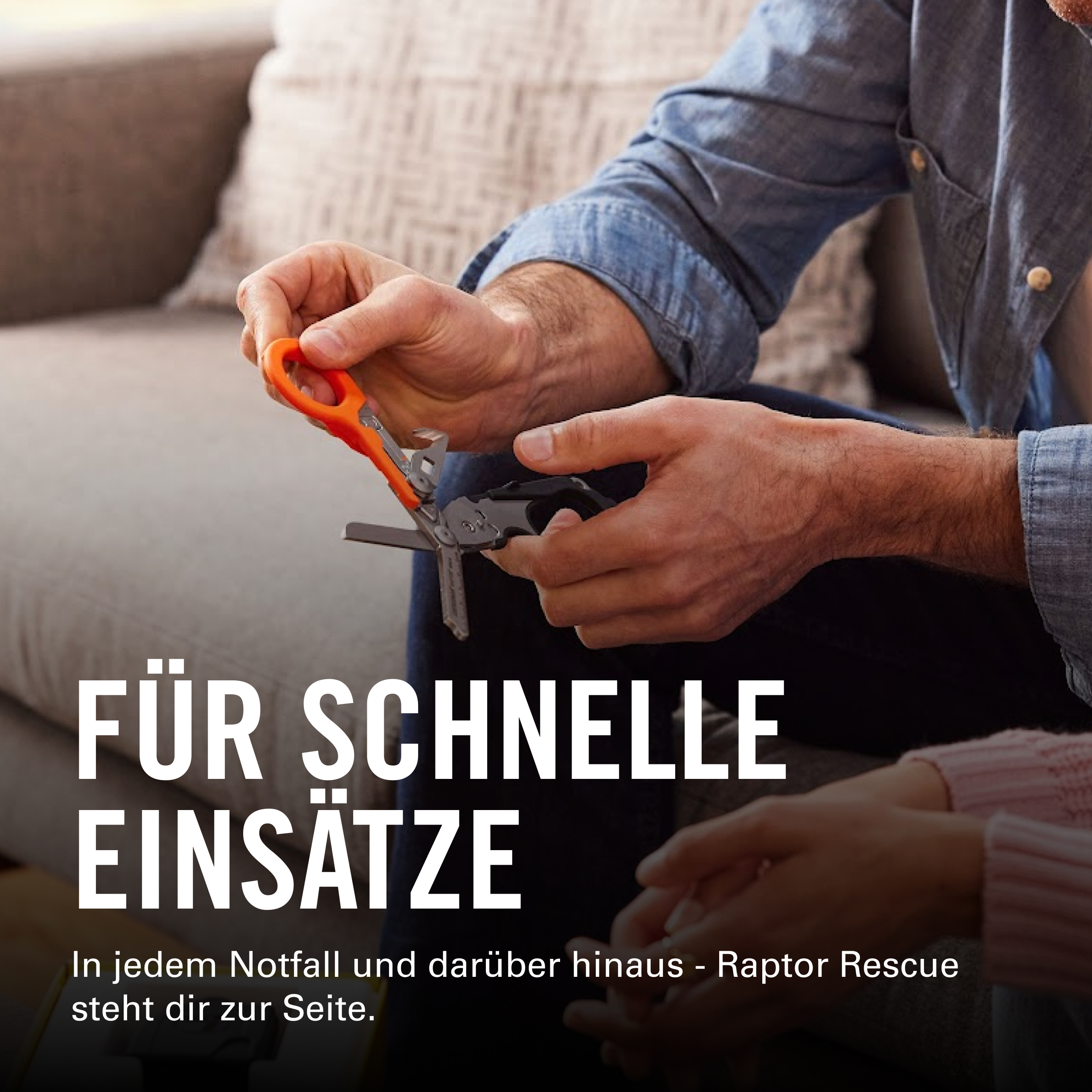 Mann hält orangefarbene Schere mit Werkzeugen. Text: Für schnelle Einsätze.