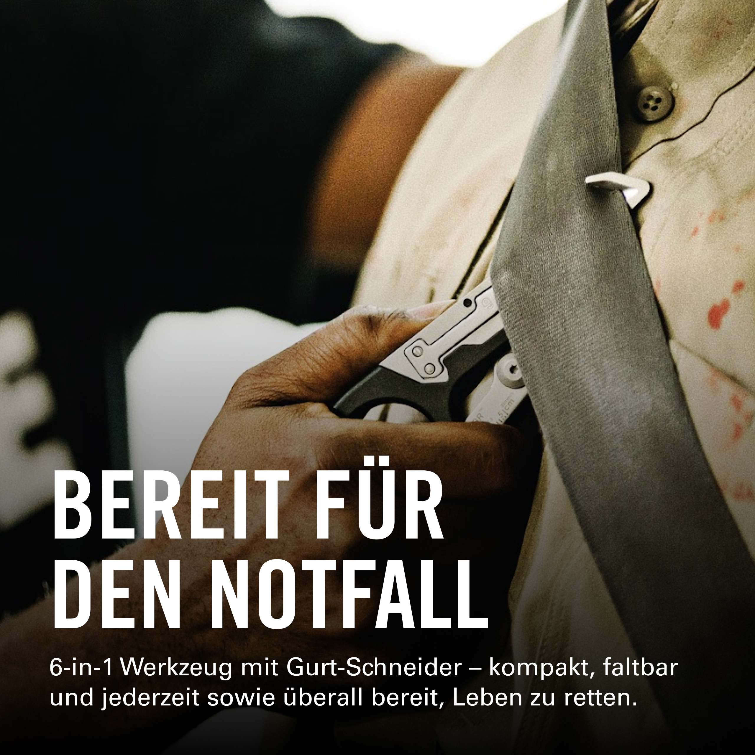 Ein Mann hält ein 6-in-1 Werkzeug mit Gurt-Schneider, bereit für Notfälle.