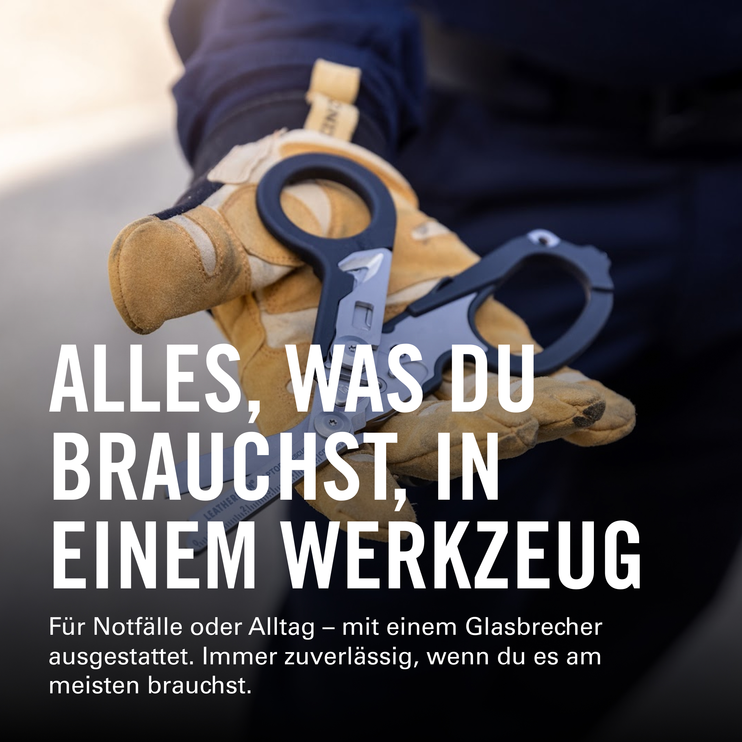 Eine Hand in einem Arbeitshandschuh hält ein Multitool mit Schere.