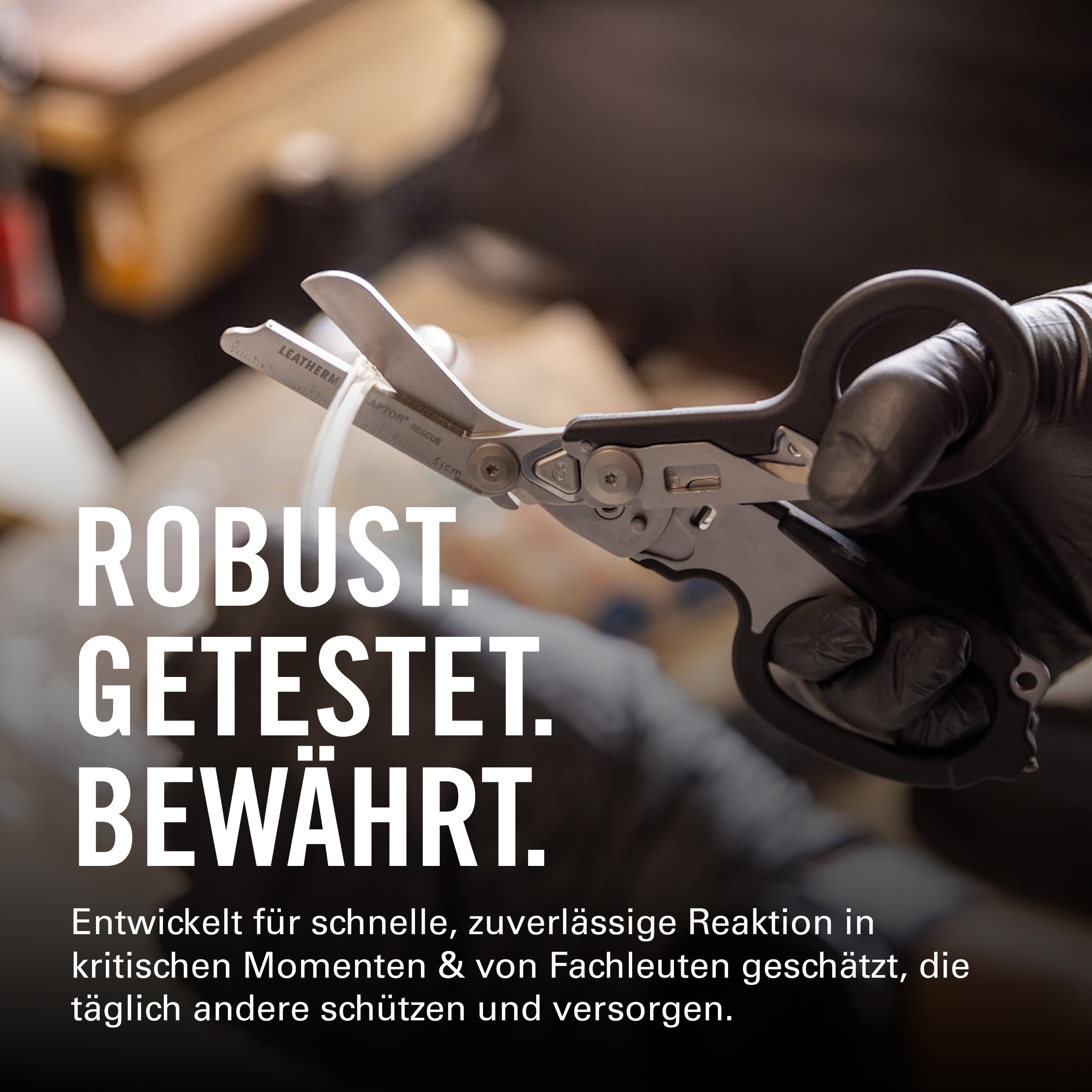 Eine Hand in schwarzer Handschuh benutzt eine Schere. Text: ROBUST. GETESTET. BEWÄHRT.