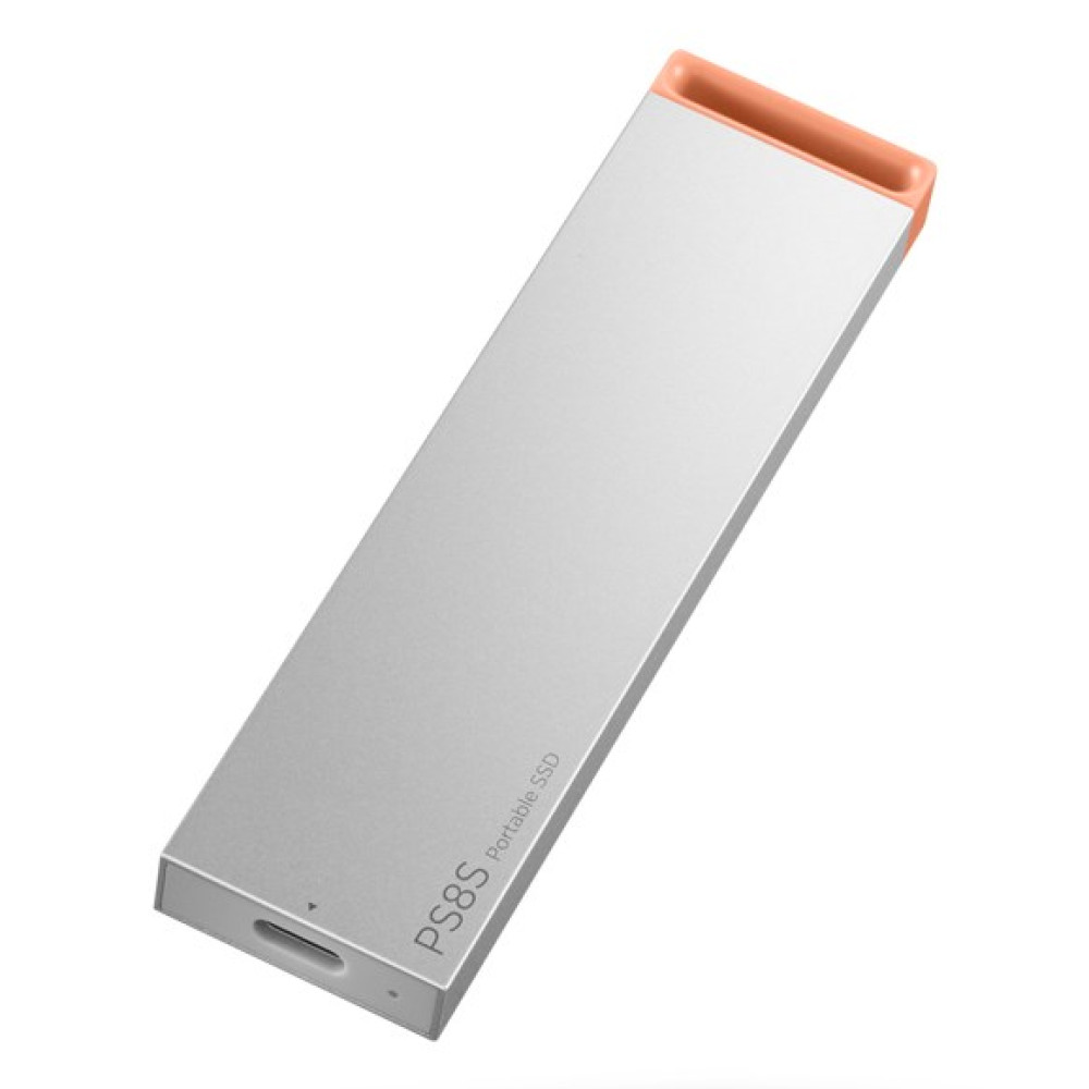 Srebrny przenośny dysk SSD z pomarańczową nakładką, na białym tle.