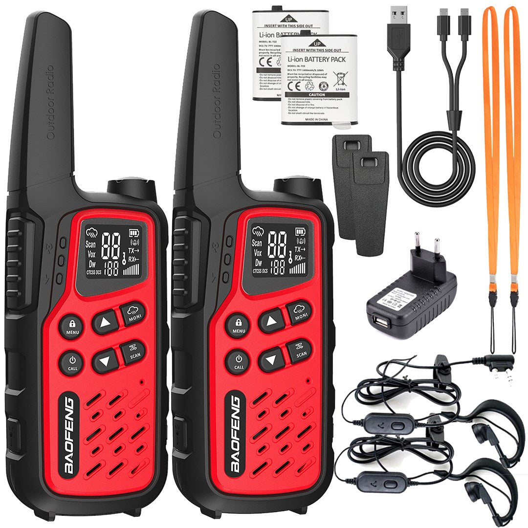 Due walkie-talkie rossi e neri con accessori: batterie, caricabatterie, cavi, auricolari, cordini.