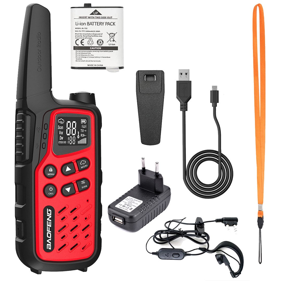 Un walkie-talkie rosso e nero con accessori: batteria, caricabatterie, cavi, auricolare e cordino.
