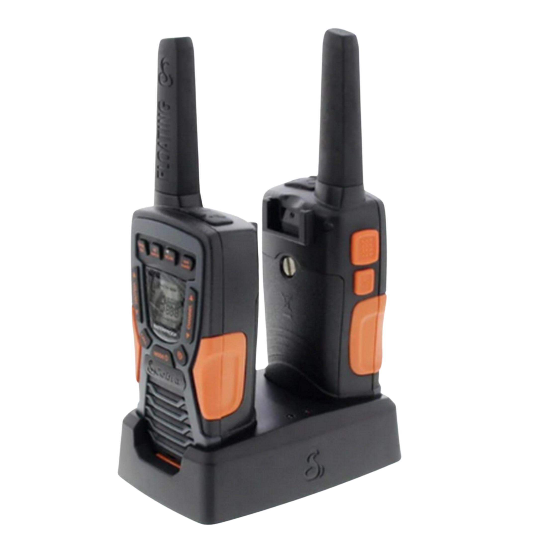 Due walkie-talkie neri e arancioni si trovano in una stazione di ricarica nera.