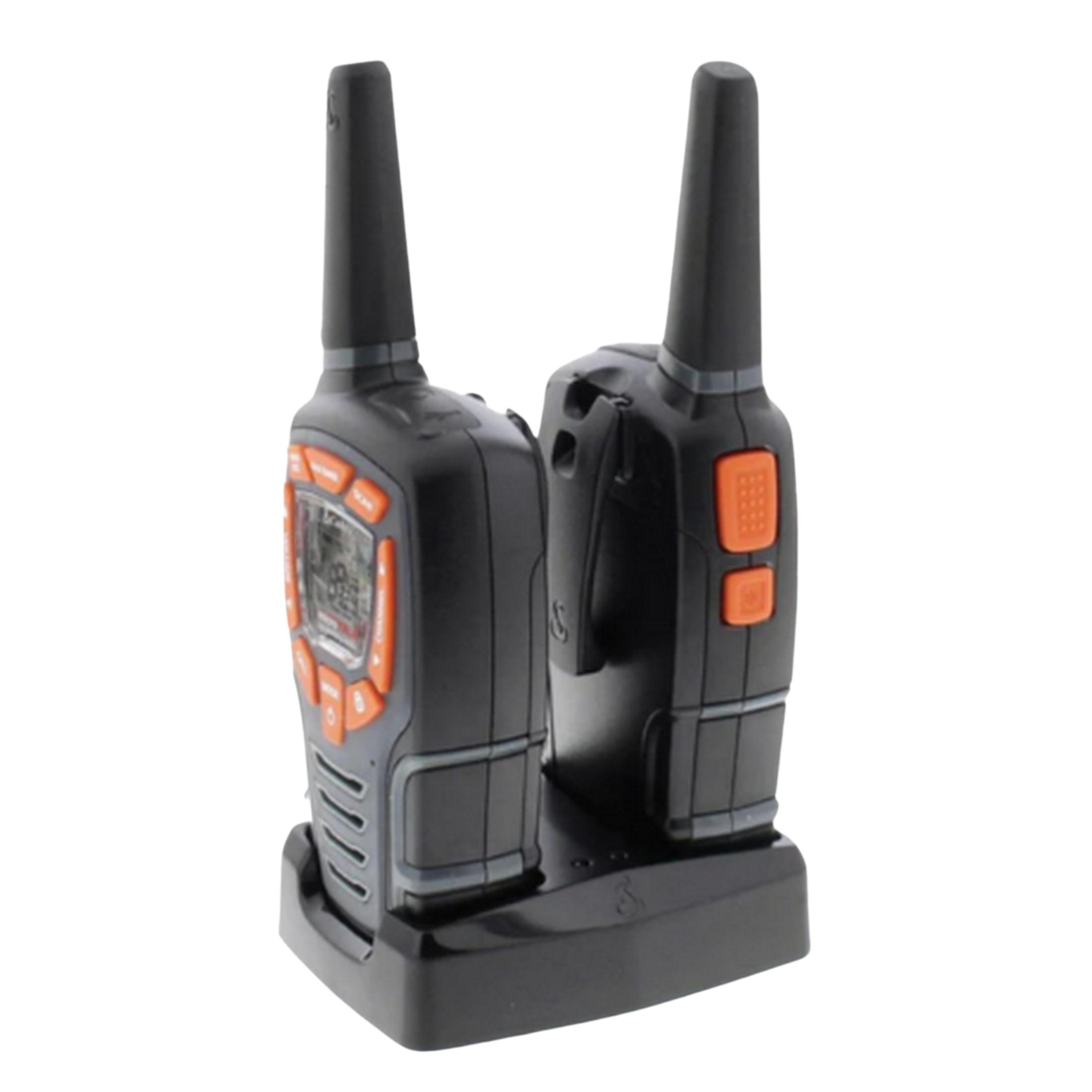 Due walkie-talkie neri e arancioni in una stazione di ricarica.