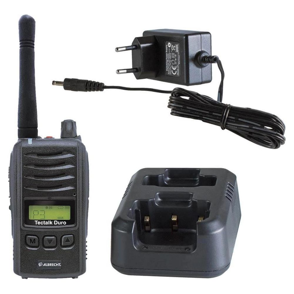 Una radio Tectalk Duro nera, caricabatterie e dock di ricarica su sfondo bianco.