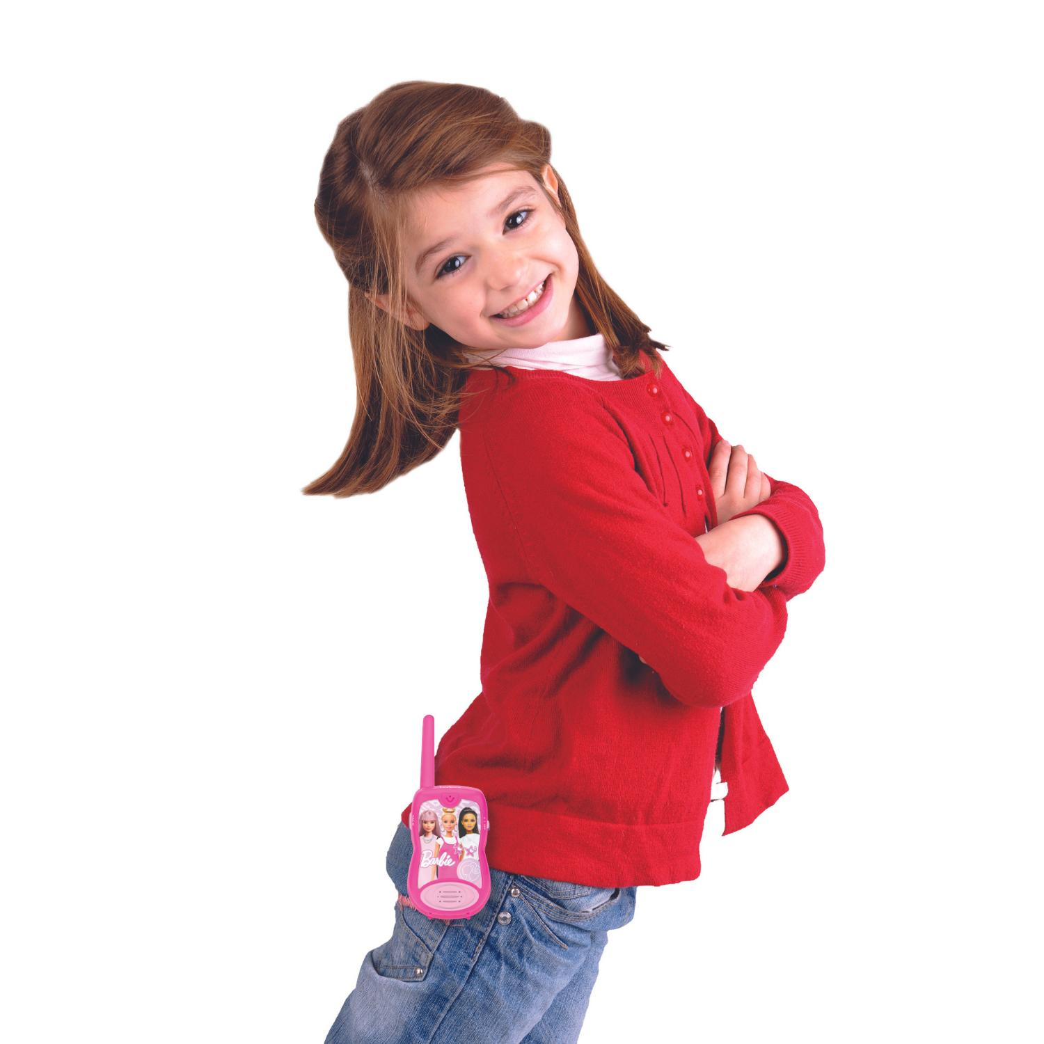 Una bambina sorride con maglione rosso e jeans.
