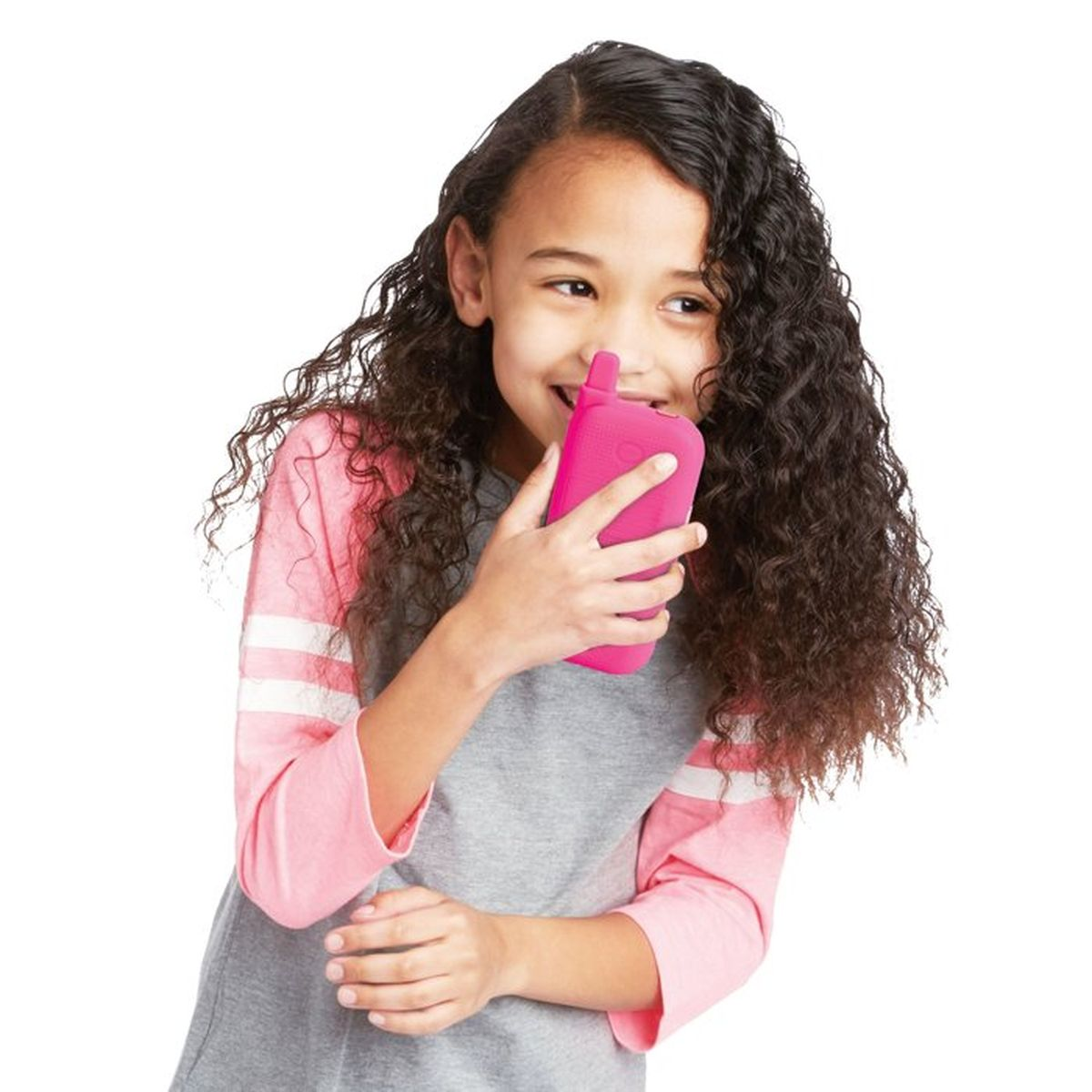 Una bambina con i capelli ricci tiene un walkie-talkie rosa all'orecchio.