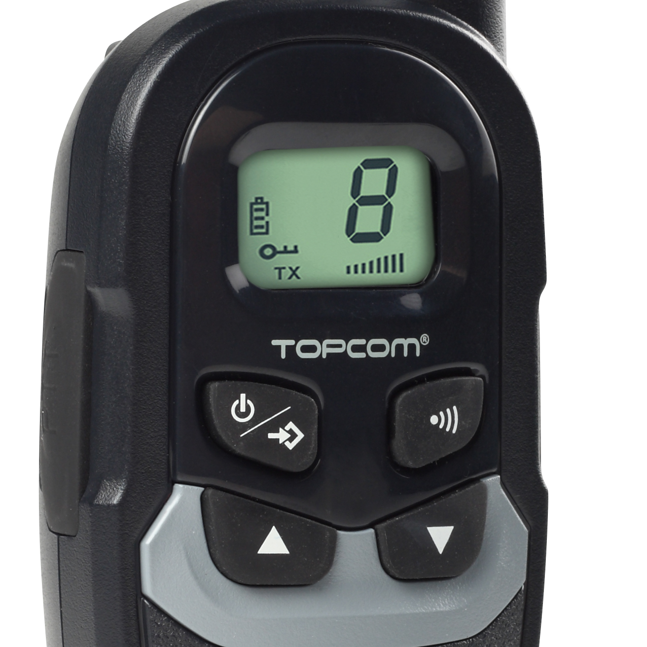 Primo piano di un walkie-talkie Topcom nero con schermo verde, batteria, canale 8 e segnale.