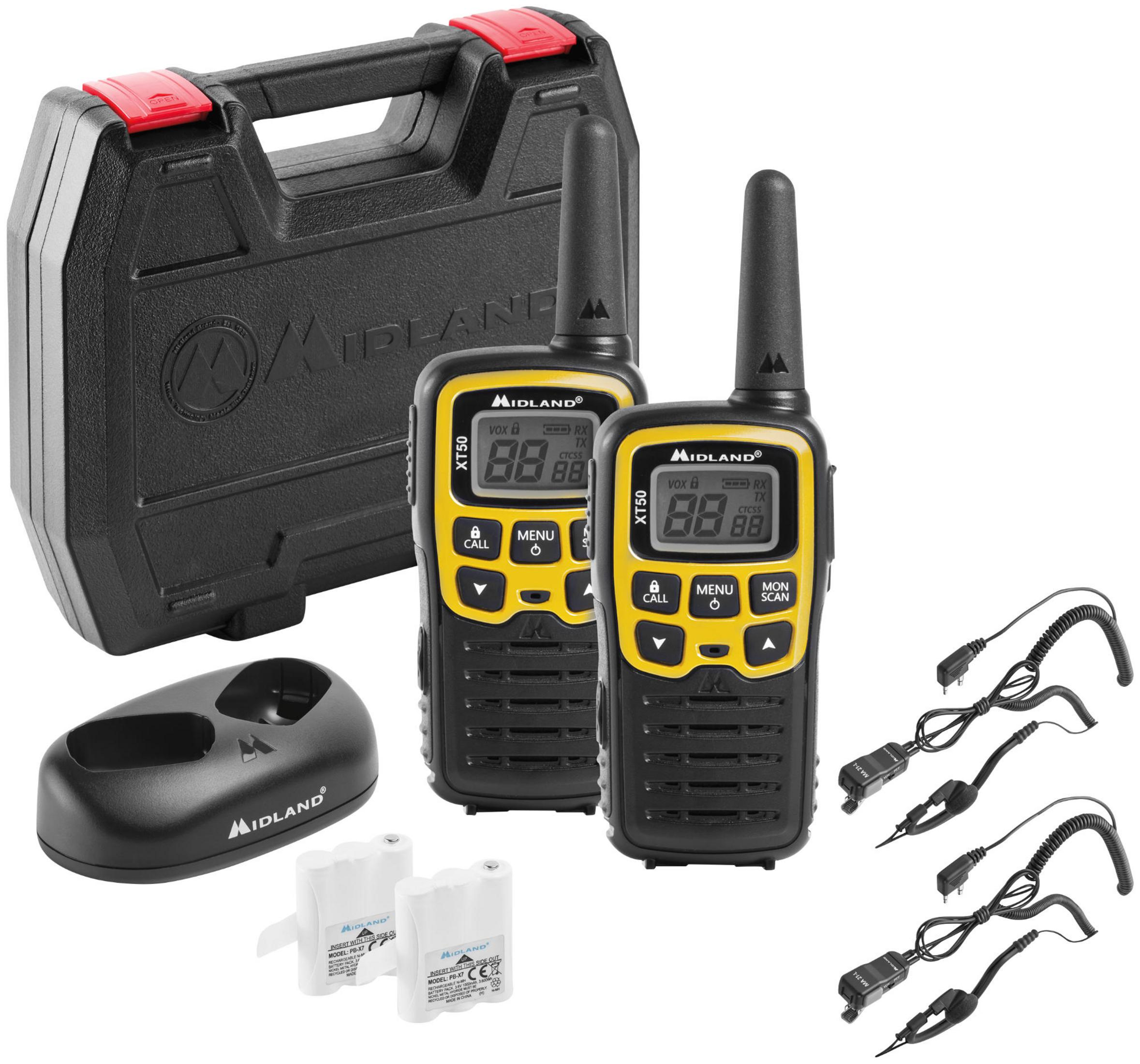 Due walkie-talkie Midland XT50, caricabatterie, due batterie, tre cavi di ricarica e una custodia.