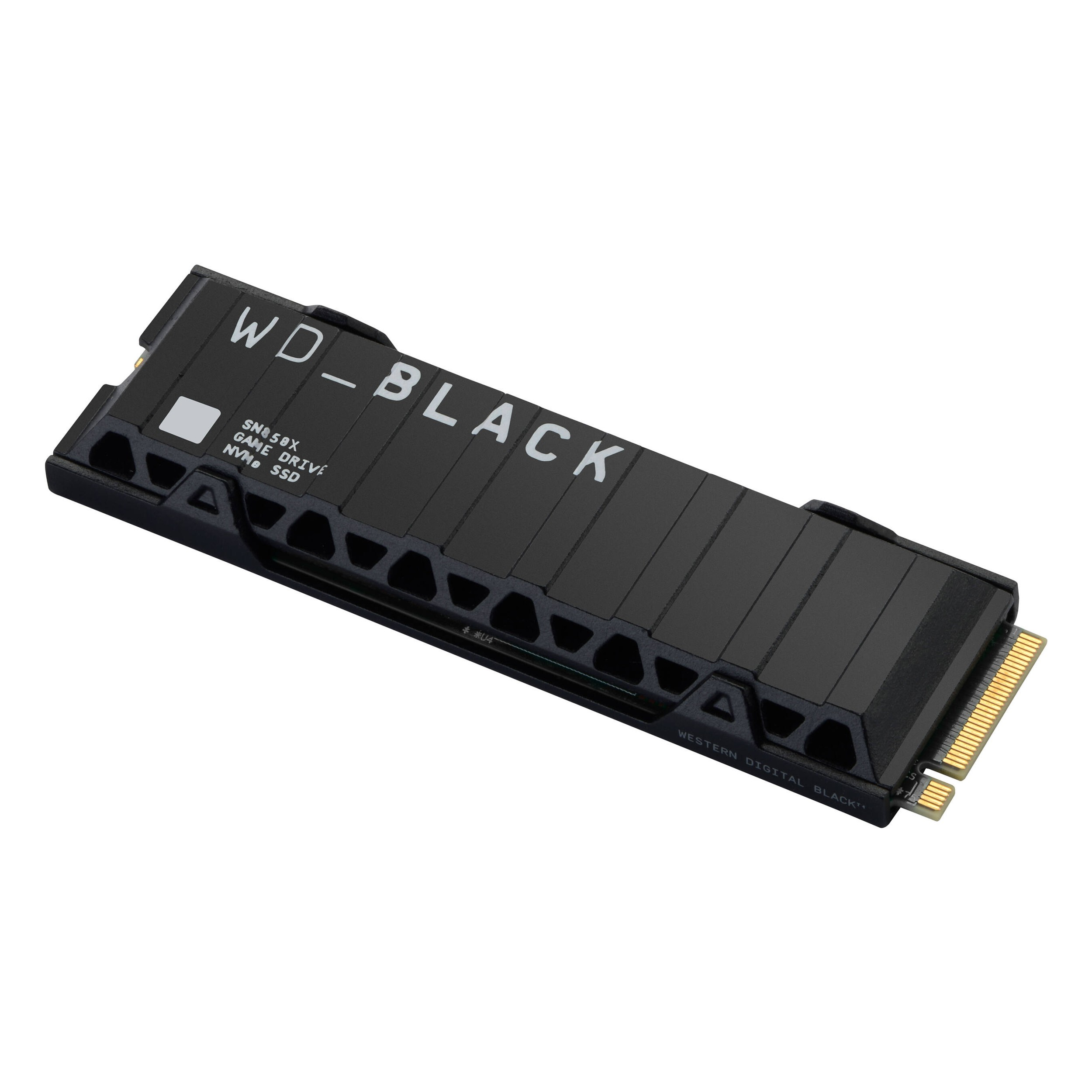 Een zwarte WD_BLACK NVMe SSD-drive met gouden connectoren op witte achtergrond.