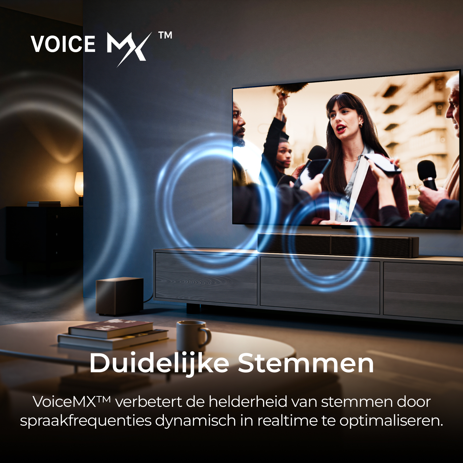 Une femme parle dans des microphones devant des reporters. Logo VoiceMX et ondes.