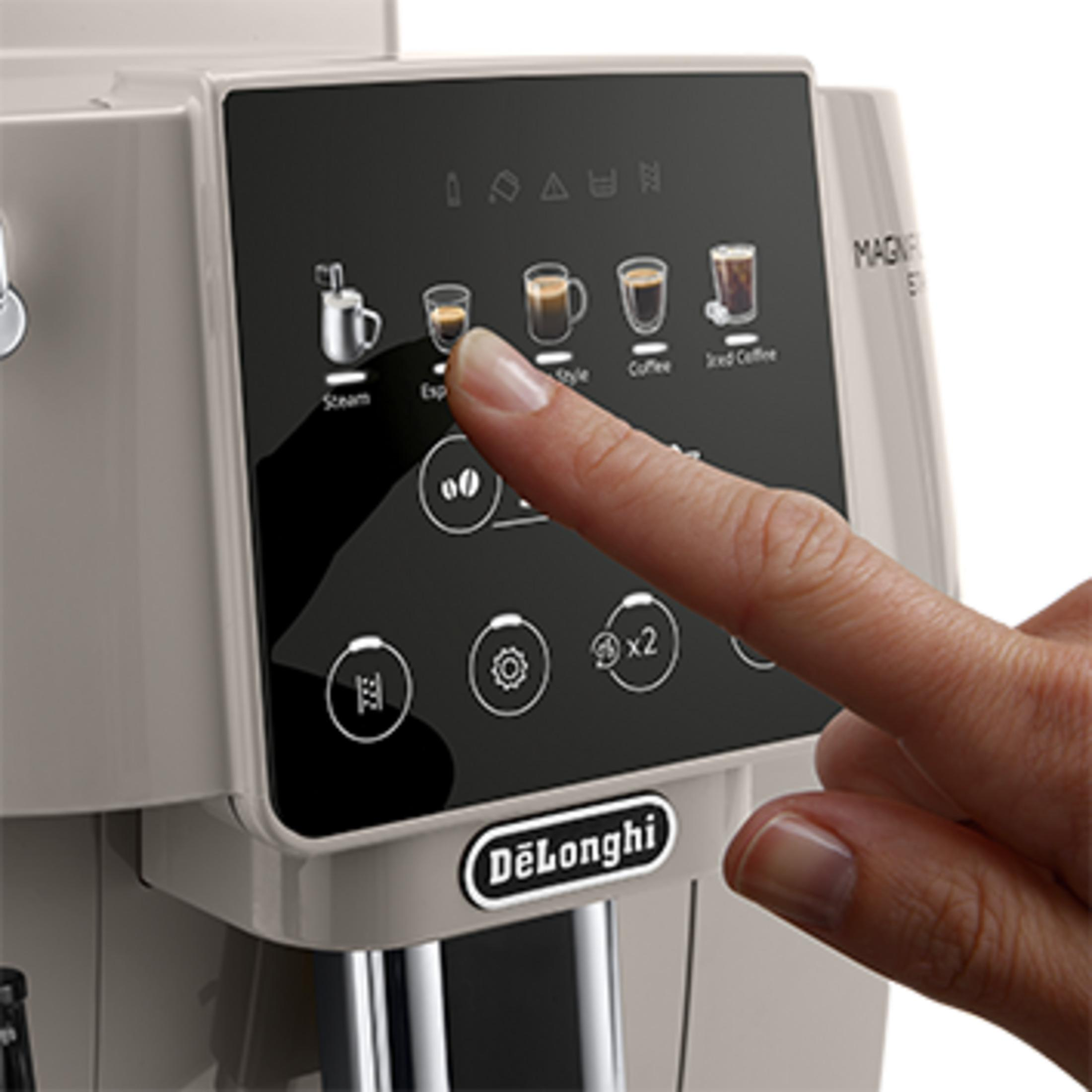 DeLonghi kahve makinesinin dokunmatik ekranındaki bir düğmeye basan bir parmağın yakın çekimi.