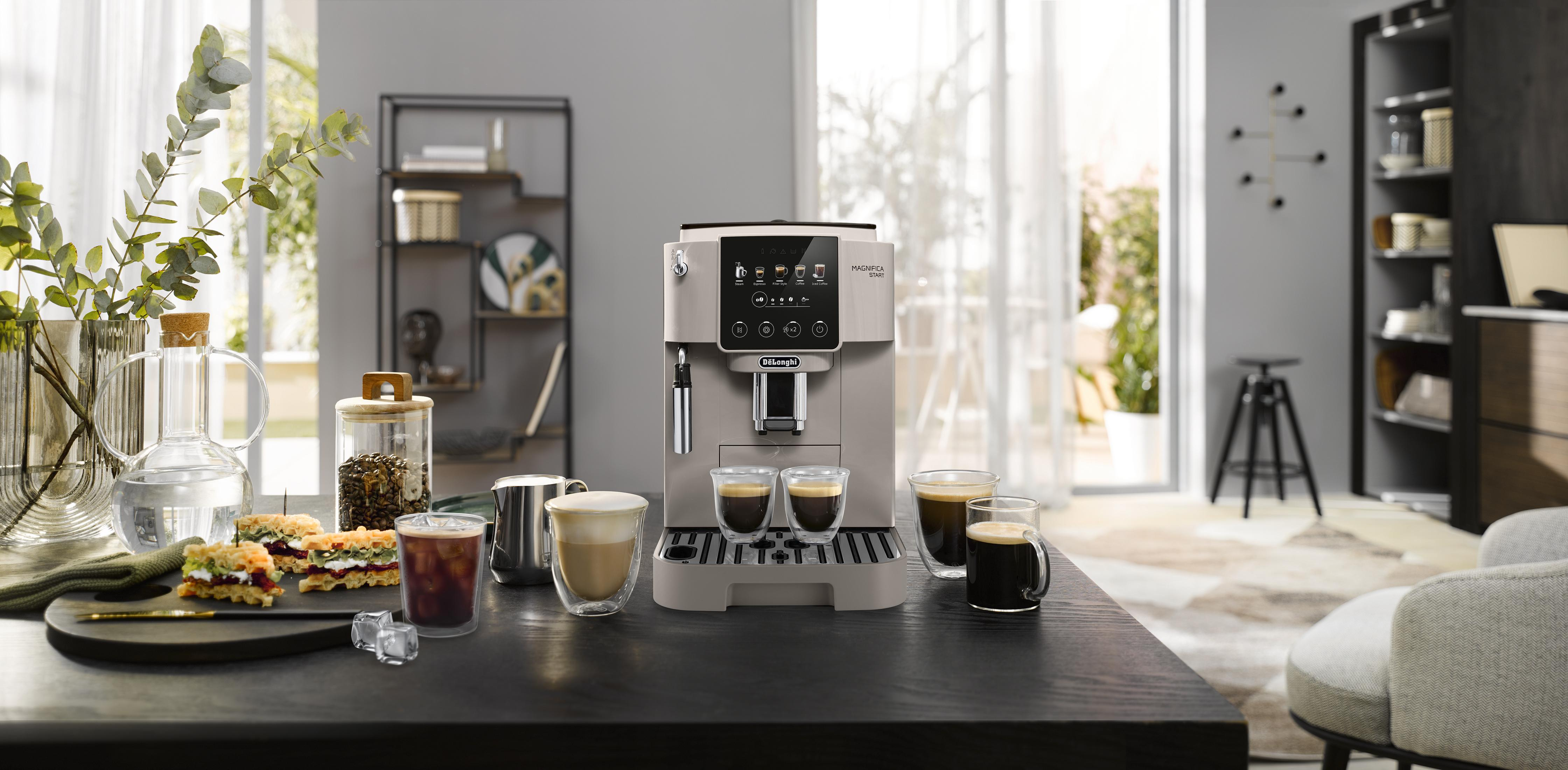 İki espresso, bir kapuçino ve bir uzun kahve ile DeLonghi Magnifica kahve makinesi.